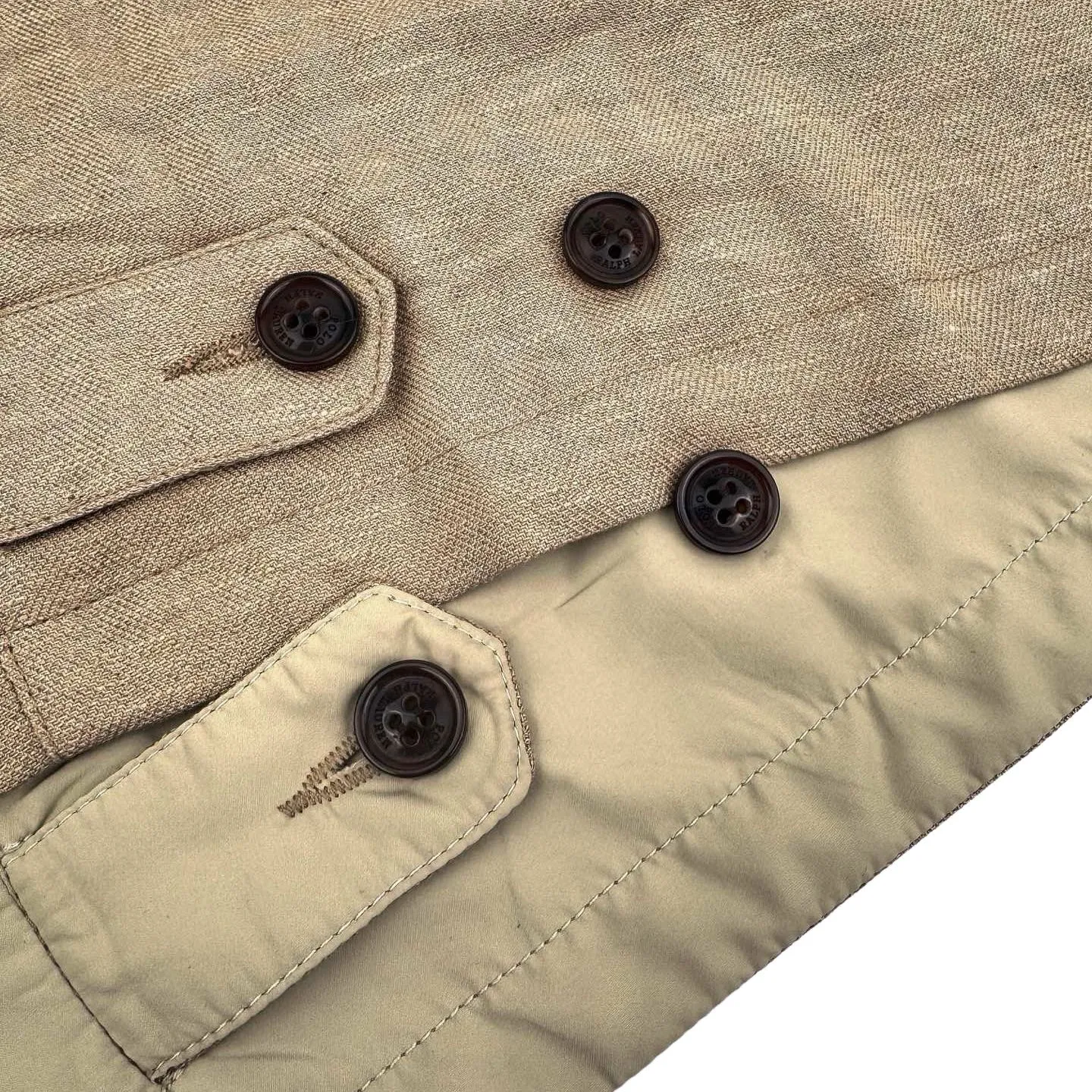 P590 Ralph Lauren pony embroidered reversible jacket (khaki). Original purchase and development for RMB 3,990. The fabric is made of custom-made matte moire taffeta and twill jacquard brocade. It is light and tough, has a smooth drape, is comfortable and skin-friendly, and has a khaki brown tone. Calm and noble, twins in one suit. Unlimited style. One side is decorated with twill jacquard brocade and has its own retro filter, like an old-school gentleman's pocket watch gear. The other side is made of matte moiré taffeta, which brings a sense of relaxed breathing. It has a casual gene and is embellished with exquisite pony logo. It is highly recognizable. The classic stand-up collar is closed with three hidden button tabs. Simplicity controls complexity. The design philosophy hidden in the details. Double-sided style. Hidden old money and slack in one garment. Imported machine embroidery technology is used. Advanced computer control system and sophisticated mechanical components are used to realize the iconic pony embroidery operation with high precision. The lines are smooth and delicate. The template machine opens the bag. The preset template guides the position, shape and size of the bag. The accuracy ensures the quality of the bag opening effect. Ergonomic three-dimensional cutting returns to traditional craftsmanship through segmentation, folding, shrinking and stretching. The so-called slow work and fine work are the respect for the material. The pursuit of feel. The workmanship is complex and tedious. Slow aging. High loss. The fabrics have been washed. Better hand feel and texture. Not easy to deform and not easy to shrink. Not easy to fade and maintain long-lasting beauty. Size:S-M-L-XL